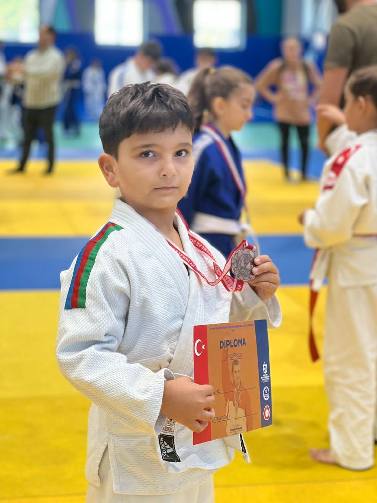 img/posts/judo-club-2012nin-yetirmeleri-turkiyeden-16-medalla-qayidiblar-2022-10-04-223312/13.jpg